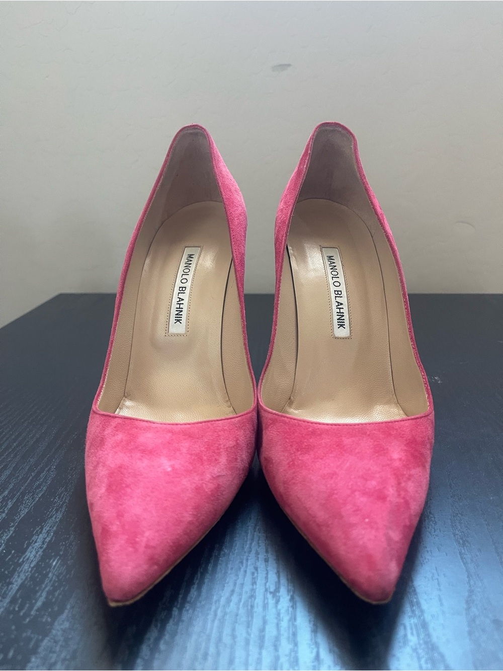 Manolo Blahnik BB 105 pointed-toe pumps in gorgeous hot pink/fuchsia suede. - Picture 2 of 5